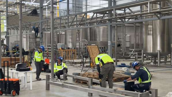 Mitarbeitende bei Arbeiten an Stahlkonstruktionen in der Anlage des Projekts DRINKS