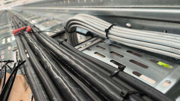 Detail von verlegten und befestigten Kabeln in einer Metallrinne im Projekt DRINKS.