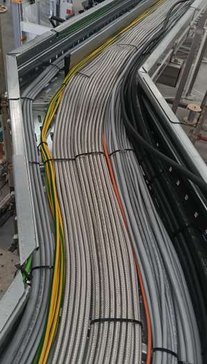 Verlauf der verlegten Kabel in einer Metallrinne im Projekt DRINKS.