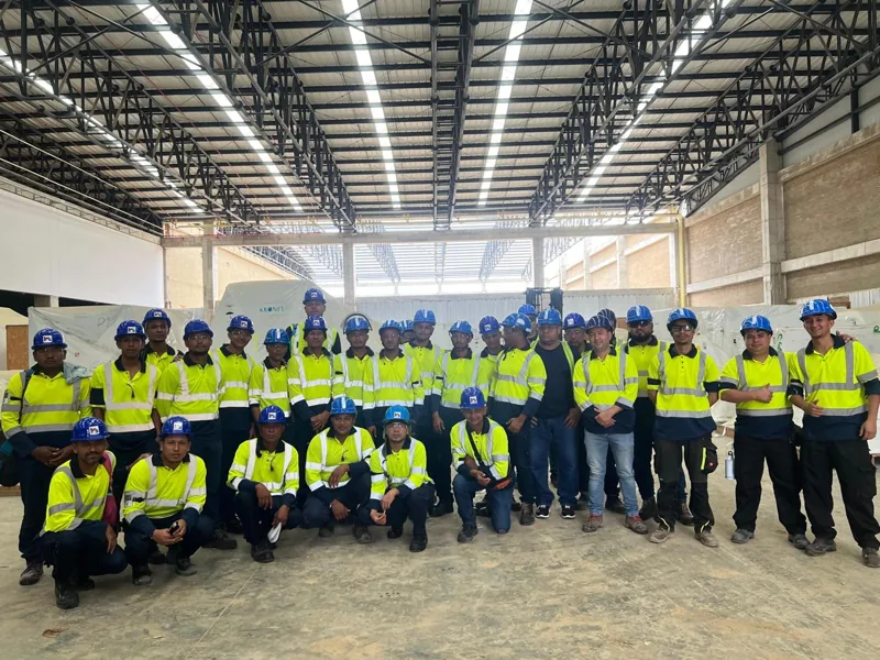 Equipo de ICS reunido en una nave industrial